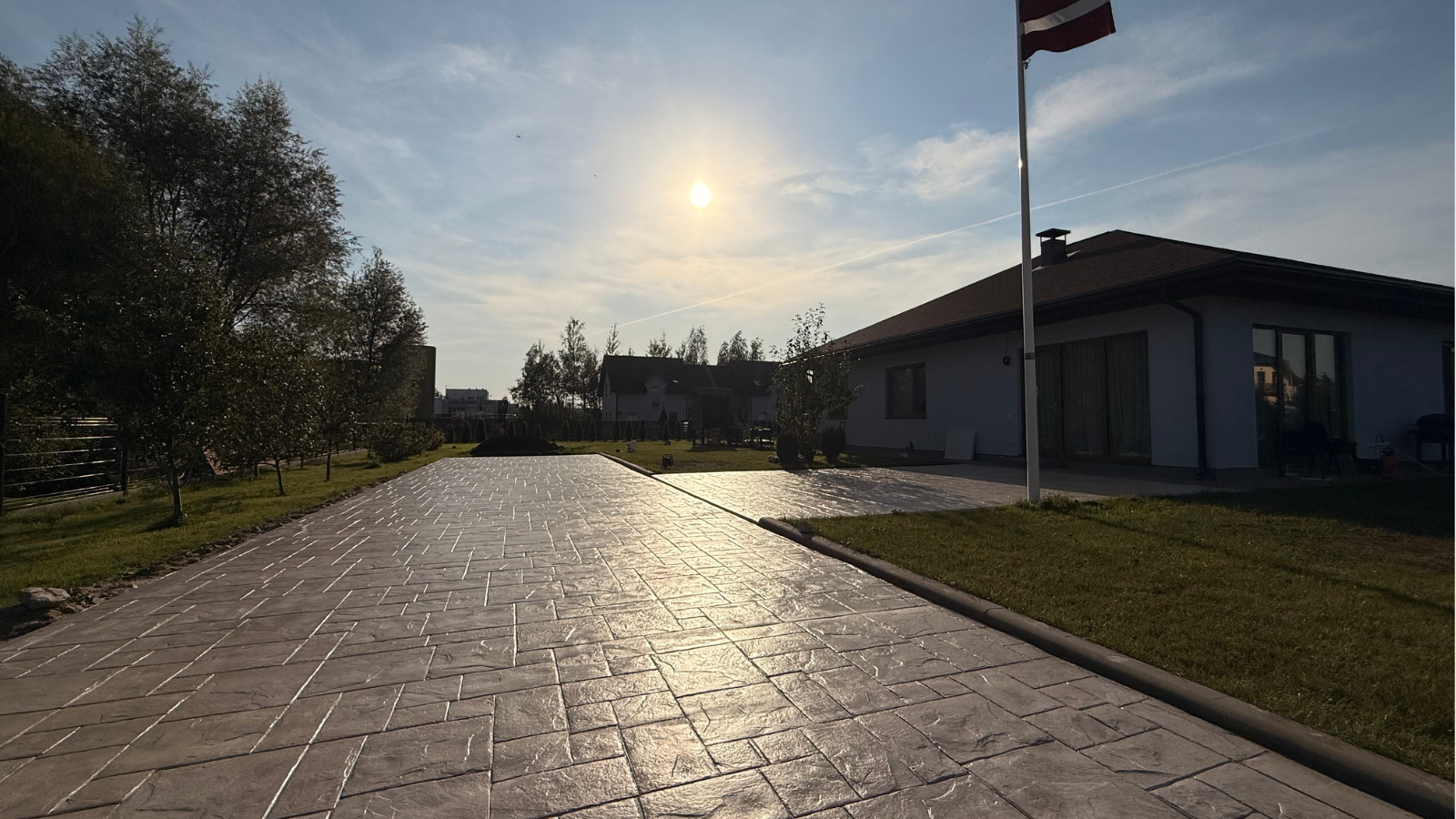 Vasaras patio un funkcionāls laukums aktivitātēm